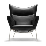 CH445 Wing Chair i svart läder och rostfritt stål