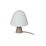 Fredericia Meadow Lamp har en bas i kalksten och lampskärm i opalglas.