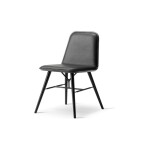 Fredericia Spine Wood base är klädd med skum och täckt i tyg eller läder.