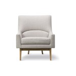 Fredericia A Chair har ben av massivt trä samt avtagbar sittdyna med skumkärna i fjäderomslag.