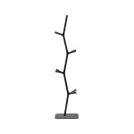 Fredericia Nara Coat Stand tillverkad av massivt trä såsom ek och valnöt.