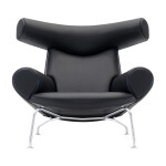 Ox Chair designad av Wegner i svart läder med underrede i rostfritt stål