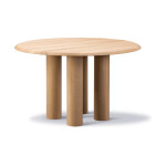 Fredericia Islets table i oljad ek med fyra pelare som ben.