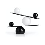 Oblure Balance består av två opalglasglober som vilar på en solid bas av svart marmor.