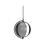 Oblure Mondo large pendant består av en sfärisk opalglasglob omgiven av fyra rörliga metallskärmar med grafiska mönster.