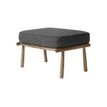 Domus pall i massiv ek och plymåer av läder- eller tyg.