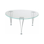 Bruno Mathsson Trisuperellips glasbord har en bordsskiva av transparent, härdat 10 mm glas och förkromade stålben.