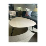 AK 1860 Coffee Table är tillverkad av massiv ek och svartlackerade stålben.