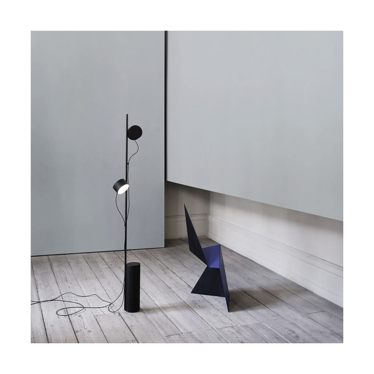 Golvlampa Post från MUUTO med ett stativ i stål och två magnetiska led lampor.