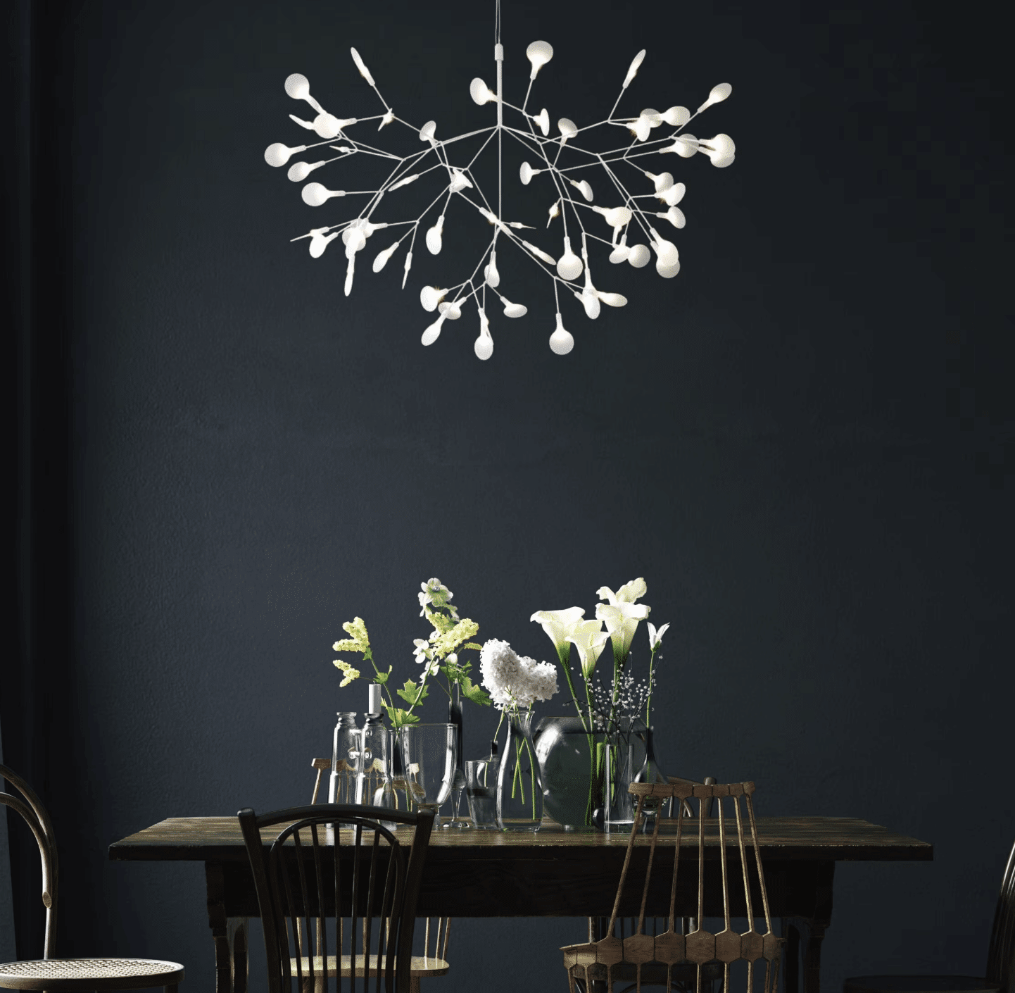 MOOOI Heracleum III lampa i vitt över ett bord med blommor