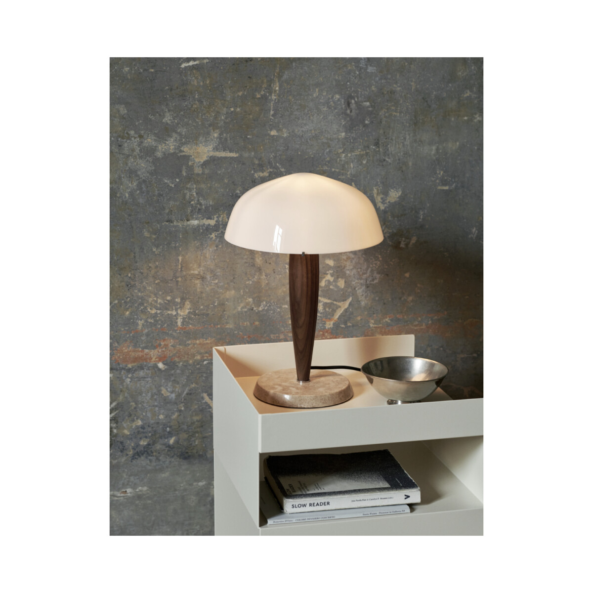 Herman SHY3 bordslampa från &tradition tillverkav av opalglas, massiv valnöt och marmor.